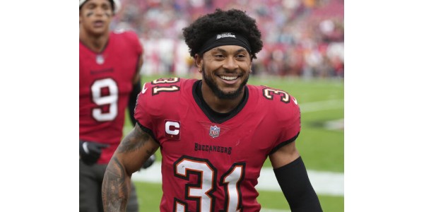 Les Buccaneers de Tampa Bay re-signent Antoine Winfield avec le salaire le plus élevé pour une sécurité de la NFL Les Buccaneers de Tampa Bay re-signent Antoine Winfield avec le salaire le plus élevé pour une sécurité de la NFL